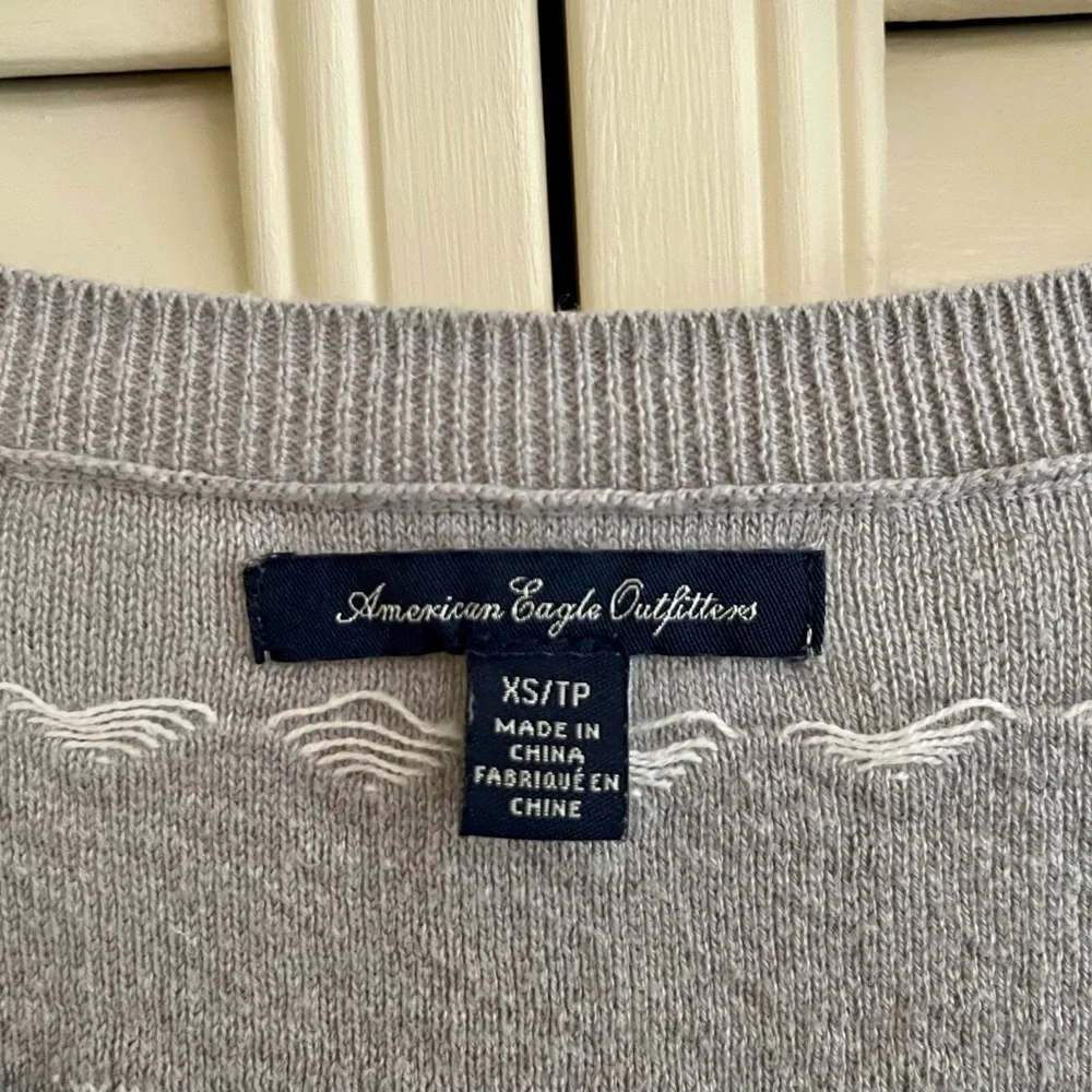 AMERICAN EAGLE OUTFITTERS, WOMENS TOP. SIZE XS.